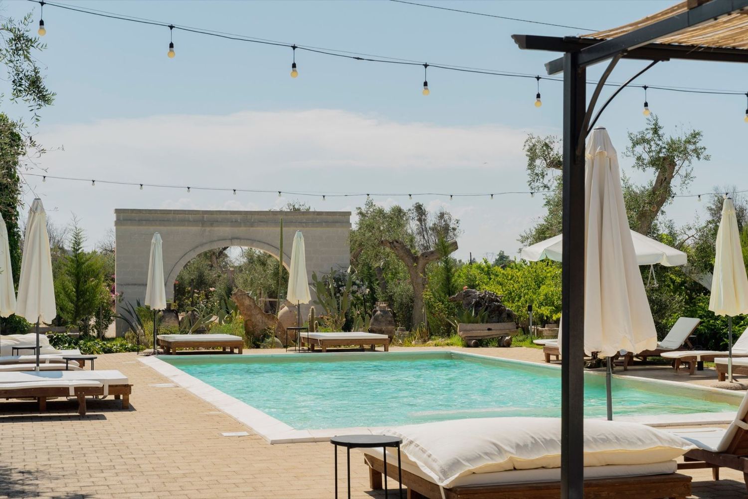 Piscina della tenuta con solarium