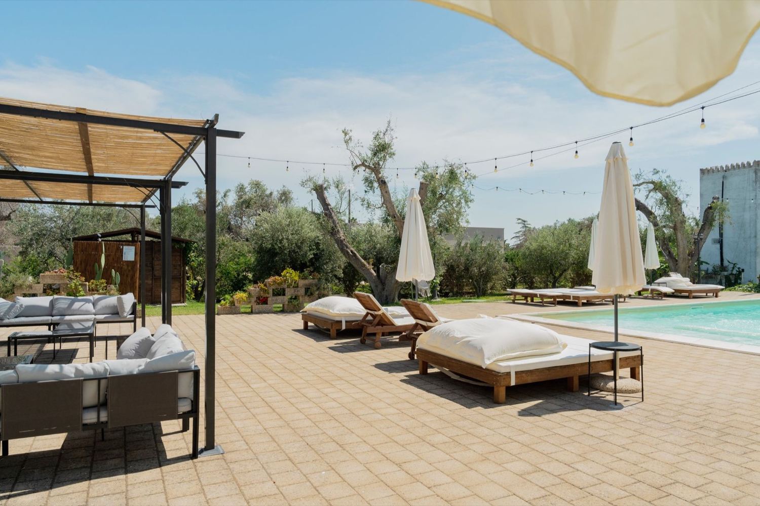 Solarium e piscina nella tenuta