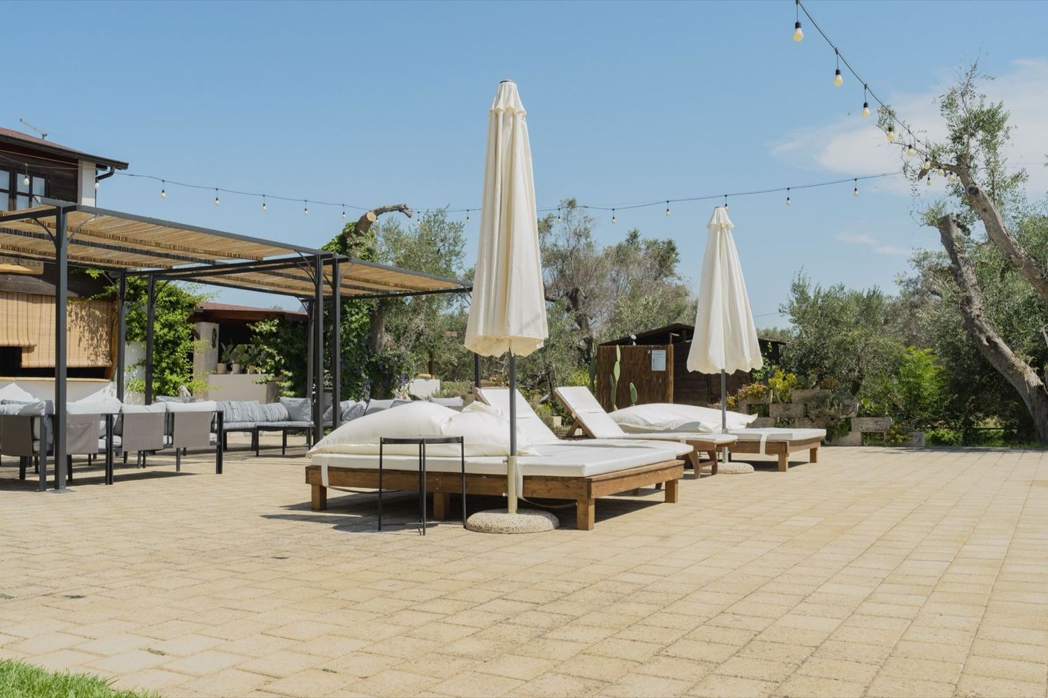 Piscina e solarium della tenuta