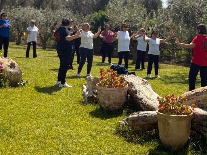 Sessione di yoga all’aperto tra gli ulivi